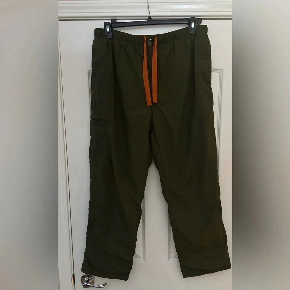 Men’s THE TERRITORY AHEAD‎ Nylon Lined Army Green Nylon Pants. Size 34 (XL).
